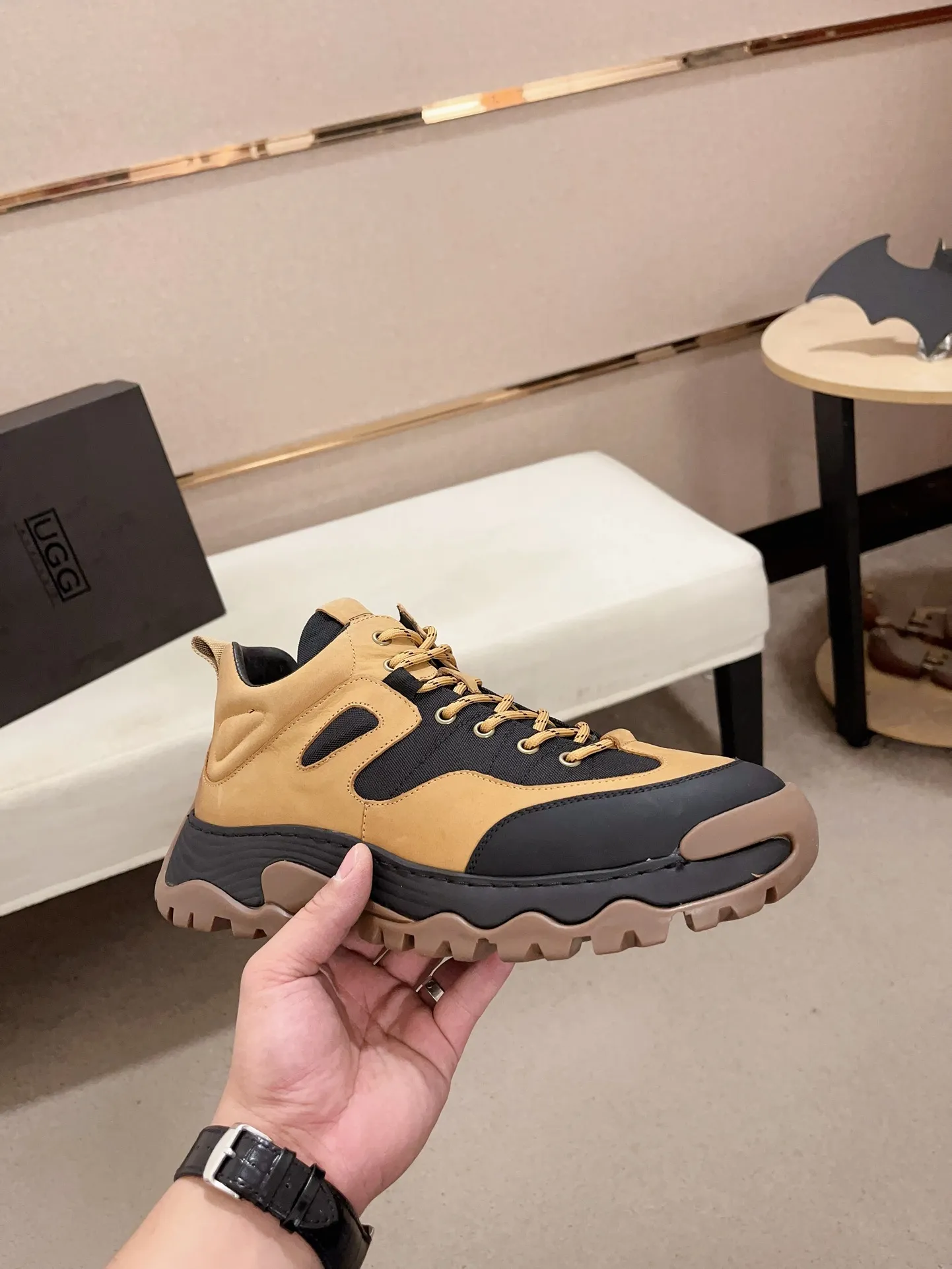 Factory Price: 360 Men's Men's Shoes💰North American Men's Shoes Ugg ☃️In the special sale of new high-quality men's shoes snow boots in autumn and winter, the nemesis of extreme cold weather! Made of cowhide leather, merino wool lining, and original outsole, whether driving, outdoor or daily wear, there is always one that suits you! Code number 39-44
